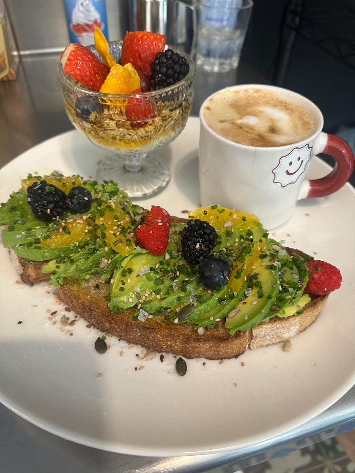 Brunch completo con aguacate, granola y café en Cafetería Ébenezer
