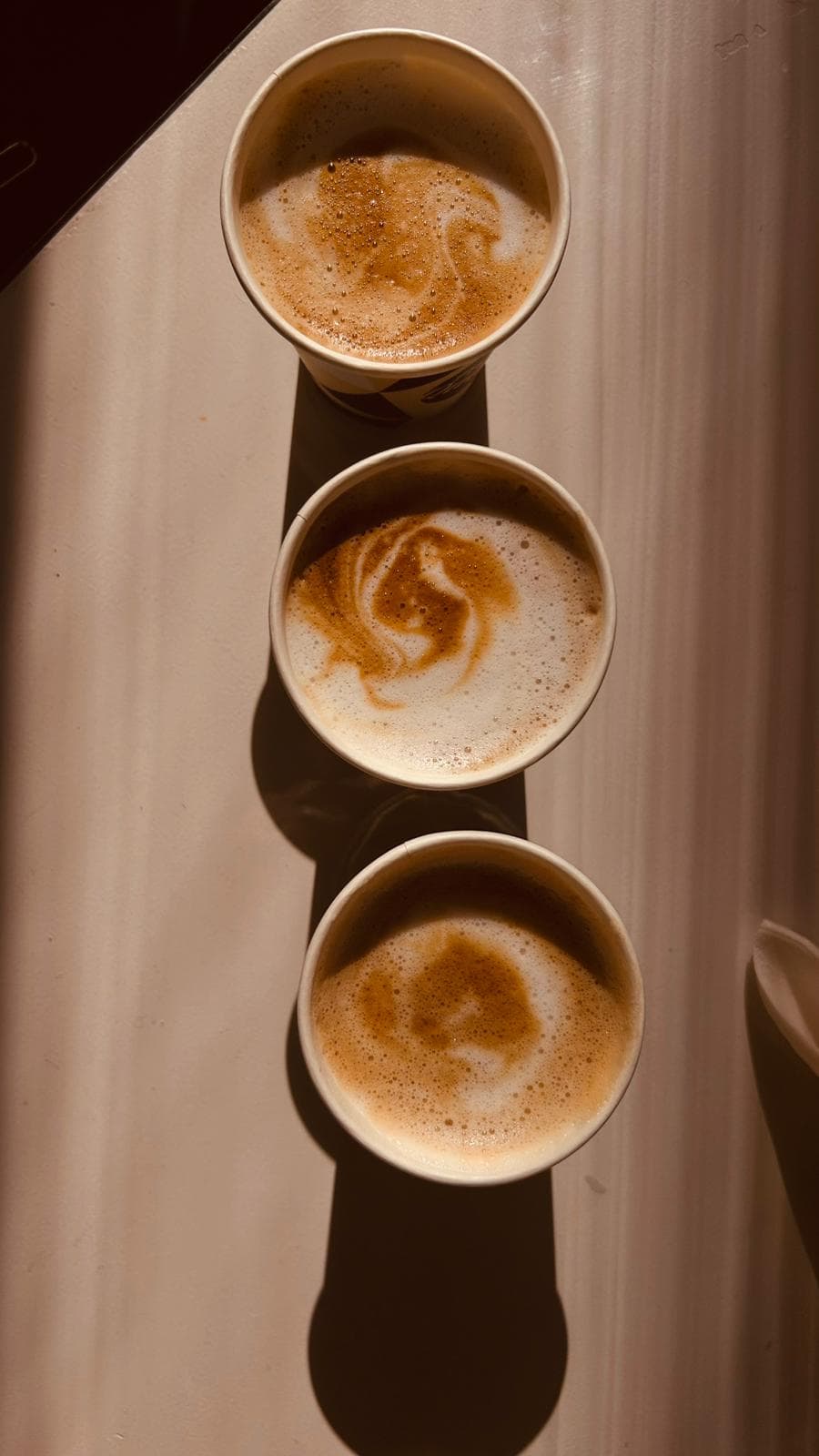 Tres cafés con leche en Cafetería Ébenezer