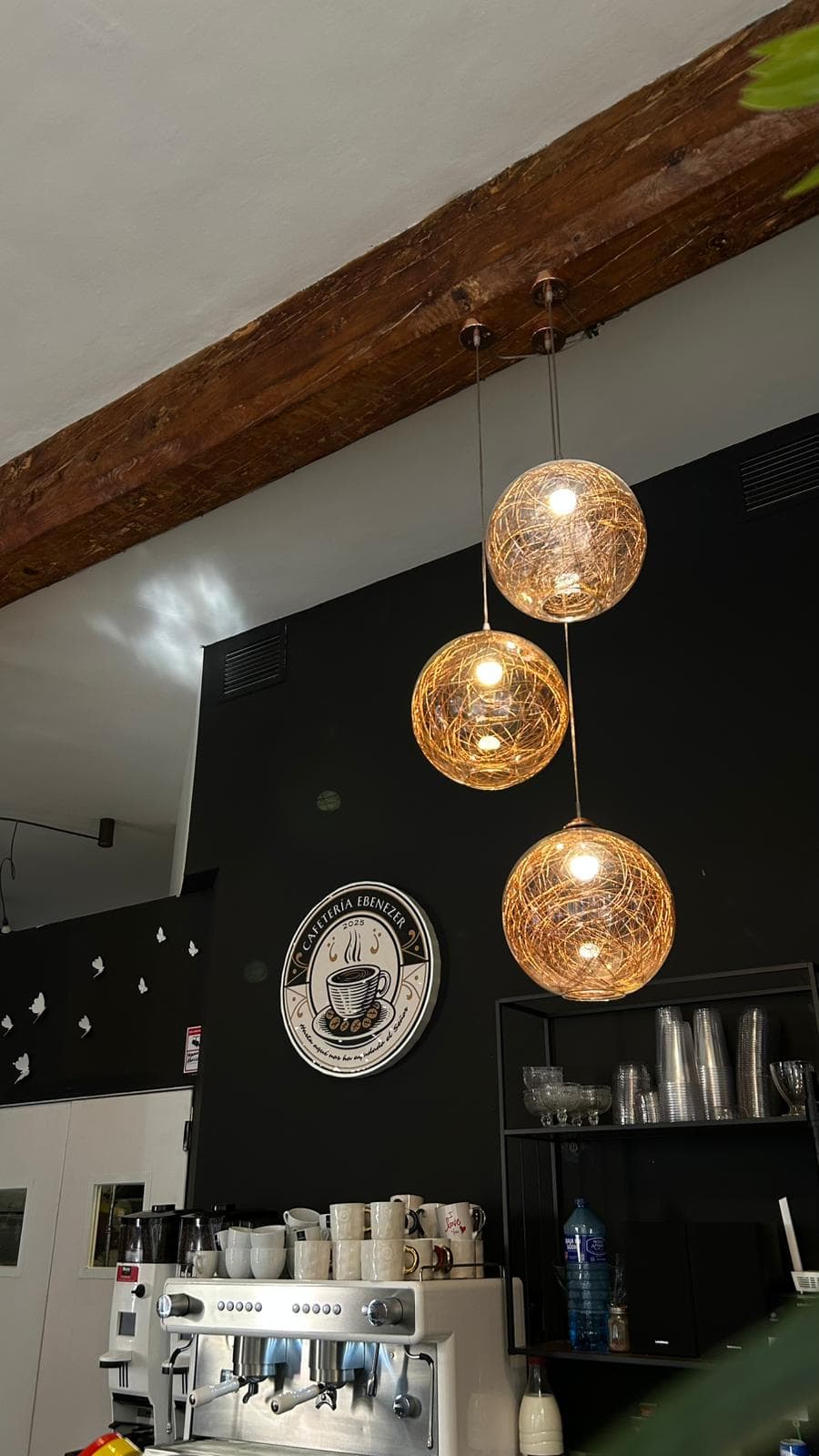 Interior con lámparas y barra de Cafetería Ébenezer