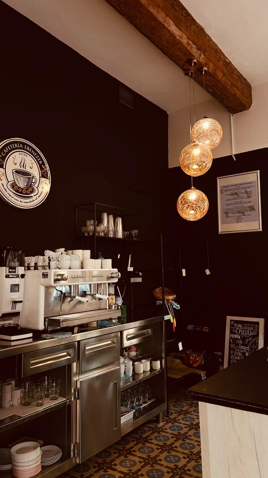 Barra con máquina de espresso en Cafetería Ébenezer