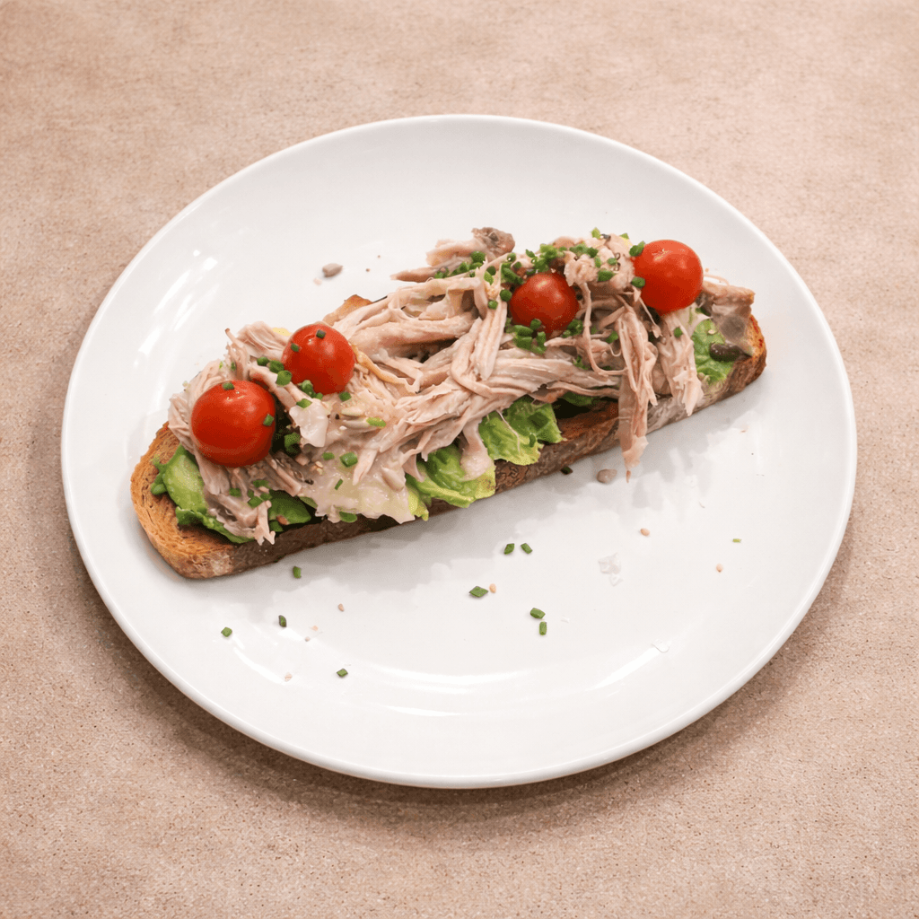 Tosta con aguacate, pollo y tomate cherry en Cafetería Ébenezer