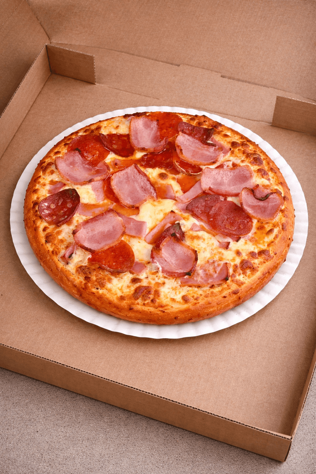 Pizza con pepperoni y jamón en Cafetería Ébenezer